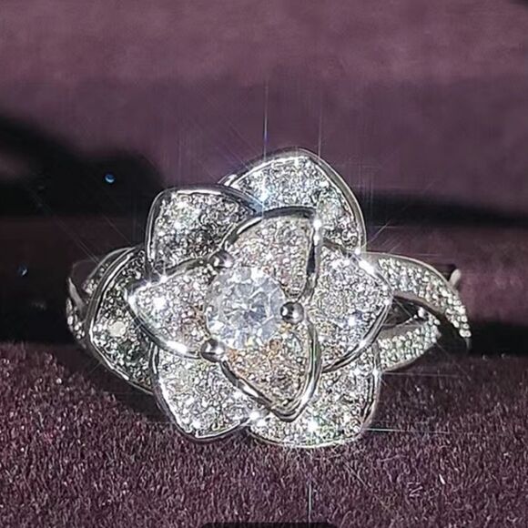 ✨HOST PICK 🍸Elegant Silver Plated Rose 🌹 Flower Simulated Zircon 💎 Ring✨ - Picture 6 of 16